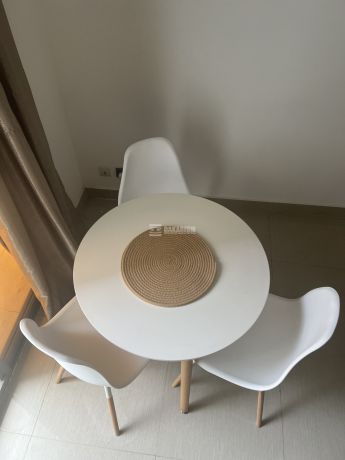 table-a-manger-style-scandinave-3-chaises-big-0