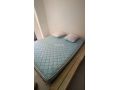ensemble-lit-matelas-oreillers-et-tables-de-chevet-small-0
