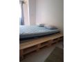 ensemble-lit-matelas-oreillers-et-tables-de-chevet-small-1
