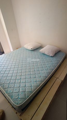 ensemble-lit-matelas-oreillers-et-tables-de-chevet-big-0