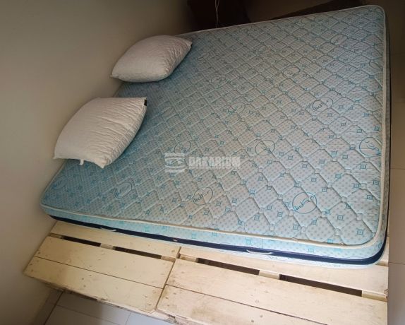 ensemble-lit-matelas-oreillers-et-tables-de-chevet-big-2
