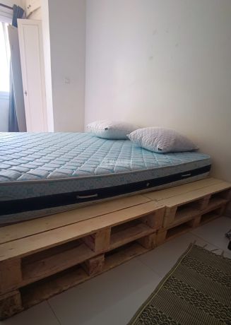 ensemble-lit-matelas-oreillers-et-tables-de-chevet-big-1