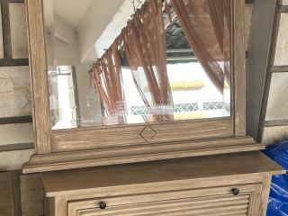 commode-en-bois-et-son-miroir