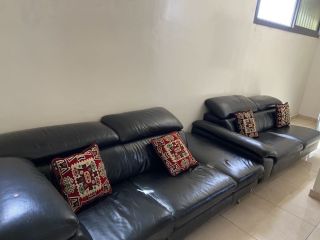 canape-noir-en-cuir-doccasion-3-places-tres-bon-etat