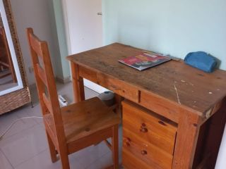 cest-la-rentree-40-000-les-2-bureaux-en-bois-avec-blocs-tiroirs-et-chaises