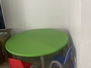 table-ronde-enfant-verte-avec-2-chaises-rouges-et-bleues