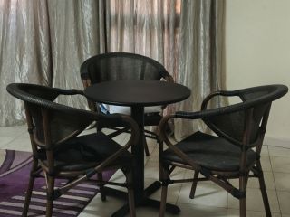 table-terasse-3-chaises-en-rotin