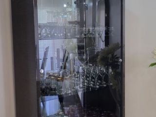 vaisselier-en-high-gloss-et-verre