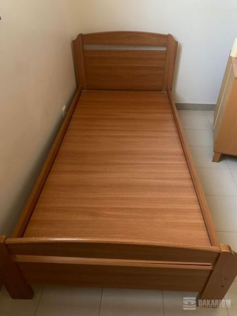 lit-1-place-avec-une-table-de-chevet-big-0