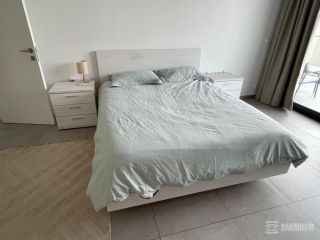 lit-160x200-avec-surmatelas-memoire-de-forme-2-tables-de-chevet