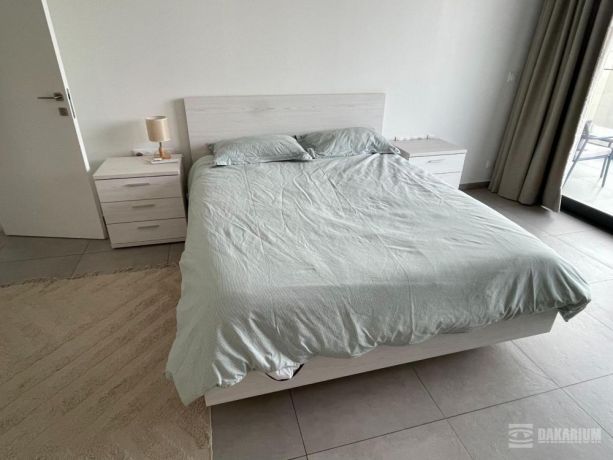 lit-160x200-avec-surmatelas-memoire-de-forme-2-tables-de-chevet-big-0