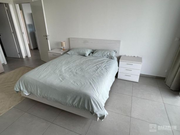 lit-160x200-avec-surmatelas-memoire-de-forme-2-tables-de-chevet-big-1